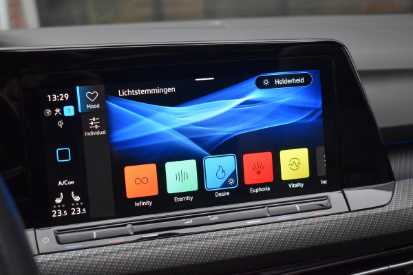 Volkswagen Golf 1.5 eTSI R-Line Business+ Pano Keyless Lane Camera Trekhaak Volkswagen Golf 1.5 eTSI R-Line Business+ Pano Keyless Lane Camera Trekhaak