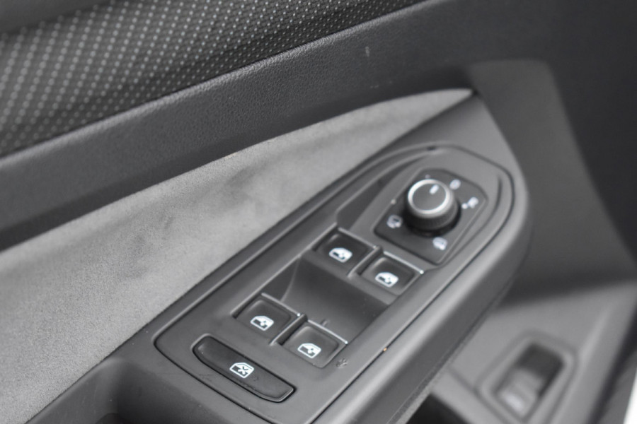 Volkswagen Golf 1.5 eTSI R-Line Business+ Pano Keyless Lane Camera Trekhaak Volkswagen Golf 1.5 eTSI R-Line Business+ Pano Keyless Lane Camera Trekhaak