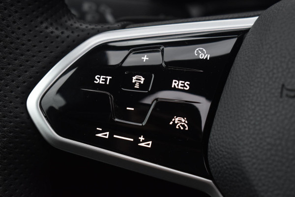 Volkswagen Golf 1.5 eTSI R-Line Business+ Pano Keyless Lane Camera Trekhaak Volkswagen Golf 1.5 eTSI R-Line Business+ Pano Keyless Lane Camera Trekhaak