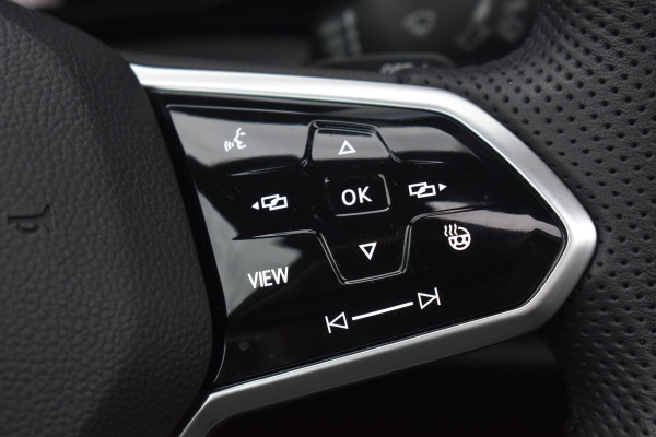 Volkswagen Golf 1.5 eTSI R-Line Business+ Pano Keyless Lane Camera Trekhaak Volkswagen Golf 1.5 eTSI R-Line Business+ Pano Keyless Lane Camera Trekhaak