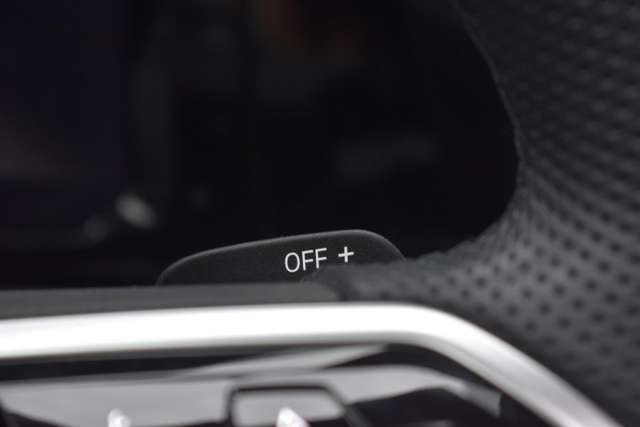 Volkswagen Golf 1.5 eTSI R-Line Business+ Pano Keyless Lane Camera Trekhaak Volkswagen Golf 1.5 eTSI R-Line Business+ Pano Keyless Lane Camera Trekhaak