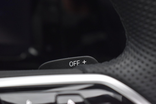 Volkswagen Golf 1.5 eTSI R-Line Business+ Pano Keyless Lane Camera Trekhaak Volkswagen Golf 1.5 eTSI R-Line Business+ Pano Keyless Lane Camera Trekhaak