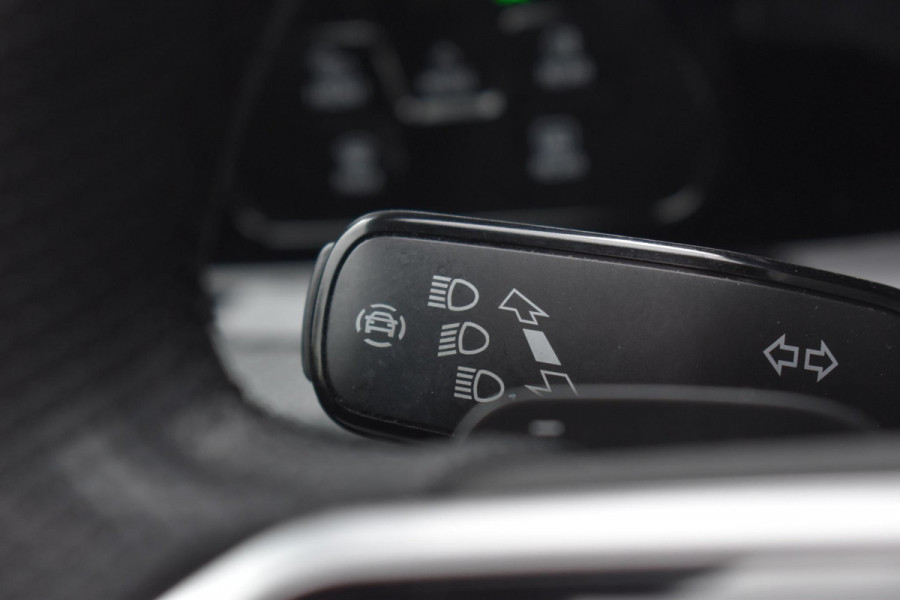 Volkswagen Golf 1.5 eTSI R-Line Business+ Pano Keyless Lane Camera Trekhaak Volkswagen Golf 1.5 eTSI R-Line Business+ Pano Keyless Lane Camera Trekhaak