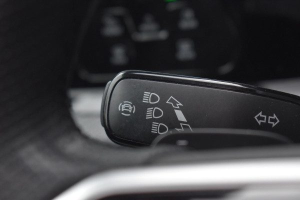 Volkswagen Golf 1.5 eTSI R-Line Business+ Pano Keyless Lane Camera Trekhaak Volkswagen Golf 1.5 eTSI R-Line Business+ Pano Keyless Lane Camera Trekhaak