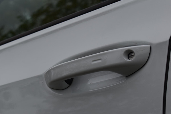 Volkswagen Golf 1.5 eTSI R-Line Business+ Pano Keyless Lane Camera Trekhaak Volkswagen Golf 1.5 eTSI R-Line Business+ Pano Keyless Lane Camera Trekhaak