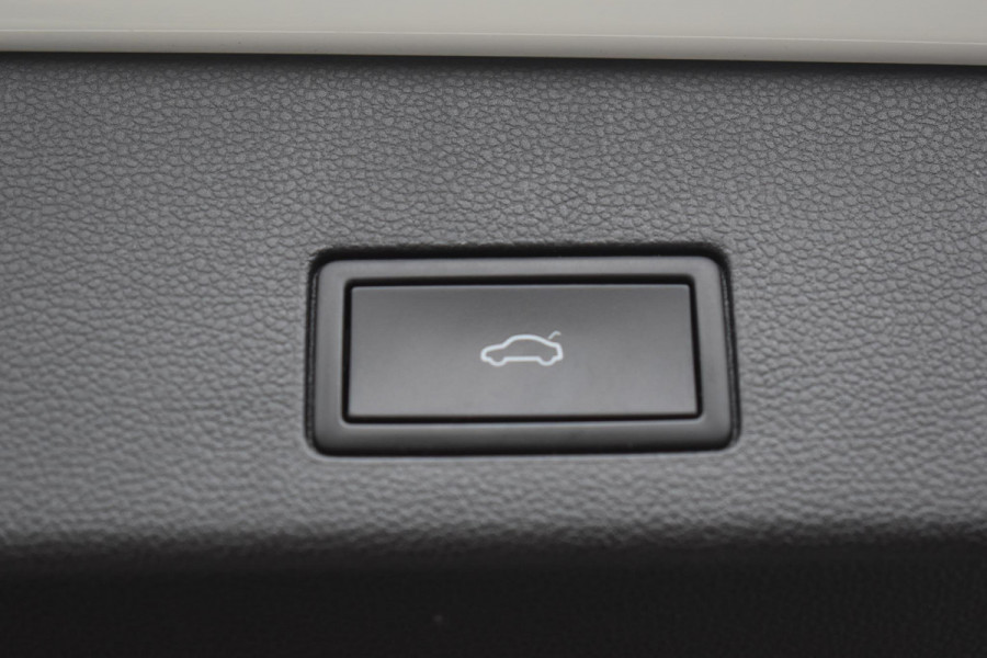 Volkswagen Golf 1.5 eTSI R-Line Business+ Pano Keyless Lane Camera Trekhaak Volkswagen Golf 1.5 eTSI R-Line Business+ Pano Keyless Lane Camera Trekhaak