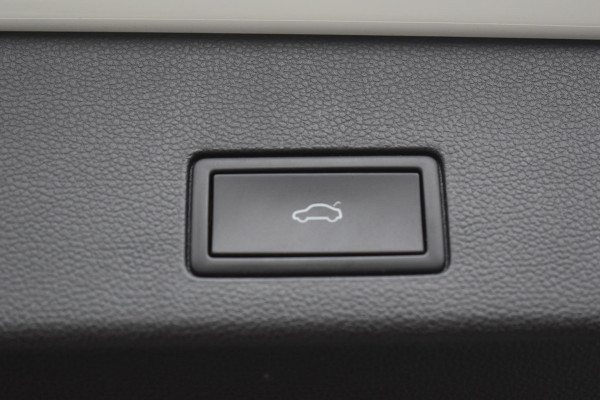 Volkswagen Golf 1.5 eTSI R-Line Business+ Pano Keyless Lane Camera Trekhaak Volkswagen Golf 1.5 eTSI R-Line Business+ Pano Keyless Lane Camera Trekhaak