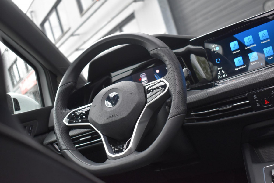 Volkswagen Golf 1.5 eTSI R-Line Business+ Pano Keyless Lane Camera Trekhaak Volkswagen Golf 1.5 eTSI R-Line Business+ Pano Keyless Lane Camera Trekhaak