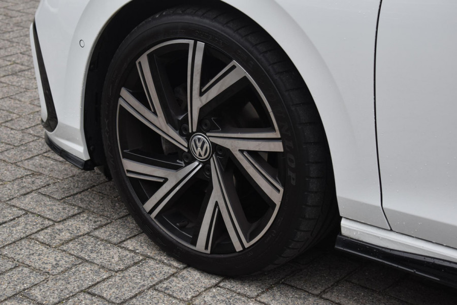Volkswagen Golf 1.5 eTSI R-Line Business+ Pano Keyless Lane Camera Trekhaak Volkswagen Golf 1.5 eTSI R-Line Business+ Pano Keyless Lane Camera Trekhaak