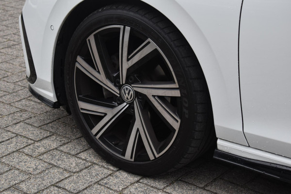 Volkswagen Golf 1.5 eTSI R-Line Business+ Pano Keyless Lane Camera Trekhaak Volkswagen Golf 1.5 eTSI R-Line Business+ Pano Keyless Lane Camera Trekhaak