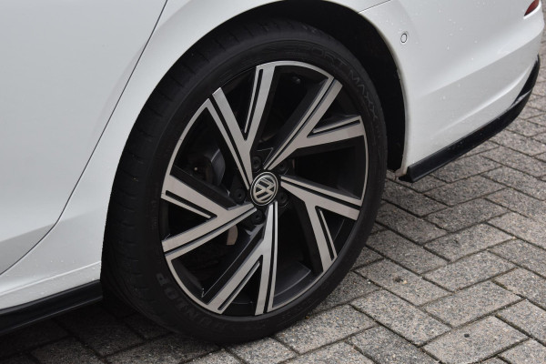 Volkswagen Golf 1.5 eTSI R-Line Business+ Pano Keyless Lane Camera Trekhaak Volkswagen Golf 1.5 eTSI R-Line Business+ Pano Keyless Lane Camera Trekhaak