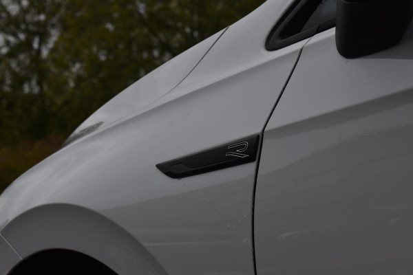 Volkswagen Golf 1.5 eTSI R-Line Business+ Pano Keyless Lane Camera Trekhaak Volkswagen Golf 1.5 eTSI R-Line Business+ Pano Keyless Lane Camera Trekhaak