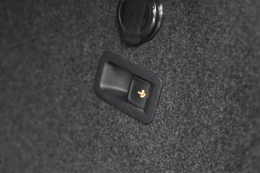 Volkswagen Golf 1.5 eTSI R-Line Business+ Pano Keyless Lane Camera Trekhaak Volkswagen Golf 1.5 eTSI R-Line Business+ Pano Keyless Lane Camera Trekhaak