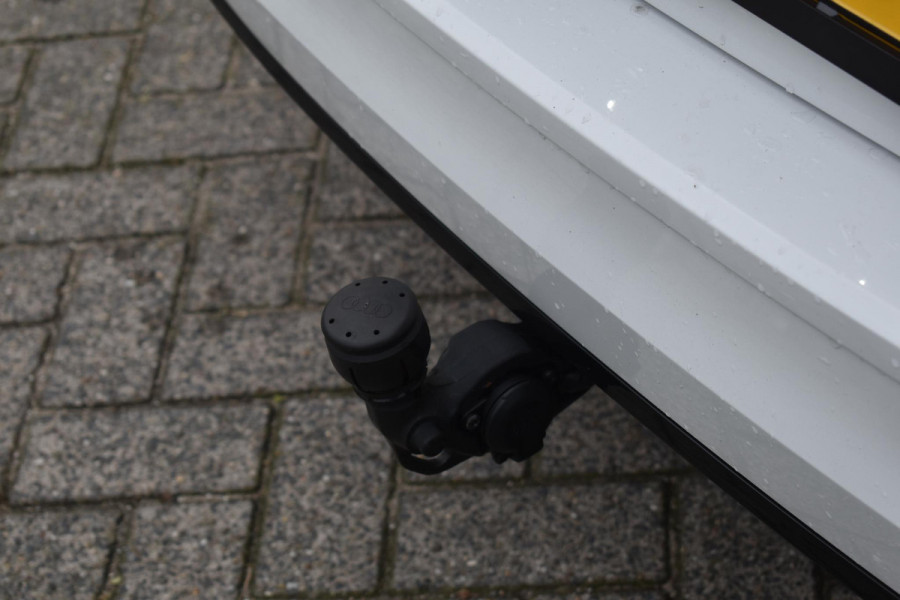 Volkswagen Golf 1.5 eTSI R-Line Business+ Pano Keyless Lane Camera Trekhaak Volkswagen Golf 1.5 eTSI R-Line Business+ Pano Keyless Lane Camera Trekhaak