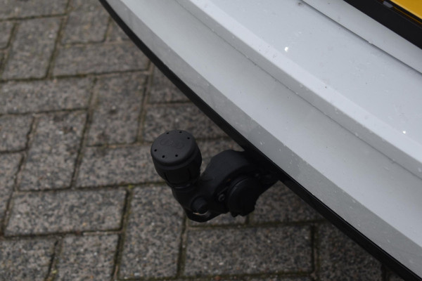 Volkswagen Golf 1.5 eTSI R-Line Business+ Pano Keyless Lane Camera Trekhaak Volkswagen Golf 1.5 eTSI R-Line Business+ Pano Keyless Lane Camera Trekhaak