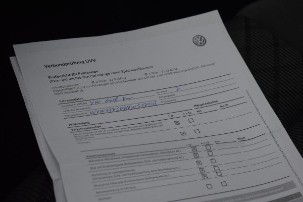 Volkswagen Golf 1.5 eTSI R-Line Business+ Pano Keyless Lane Camera Trekhaak Volkswagen Golf 1.5 eTSI R-Line Business+ Pano Keyless Lane Camera Trekhaak