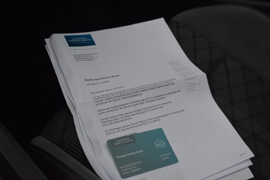 Volkswagen Golf 1.5 eTSI R-Line Business+ Pano Keyless Lane Camera Trekhaak Volkswagen Golf 1.5 eTSI R-Line Business+ Pano Keyless Lane Camera Trekhaak