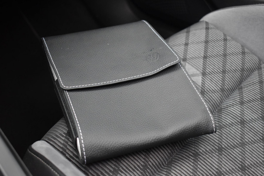 Volkswagen Golf 1.5 eTSI R-Line Business+ Pano Keyless Lane Camera Trekhaak Volkswagen Golf 1.5 eTSI R-Line Business+ Pano Keyless Lane Camera Trekhaak