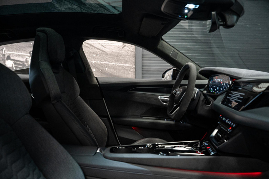 Audi e-tron GT GT 93 kWh *Luchtvering / BTW / Panorama / Warmtepomp / Surround-view / Keyless* Audi e-tron GT GT 93 kWh *Luchtvering / BTW / Panorama / Warmtepomp / Surround-view / Keyless*