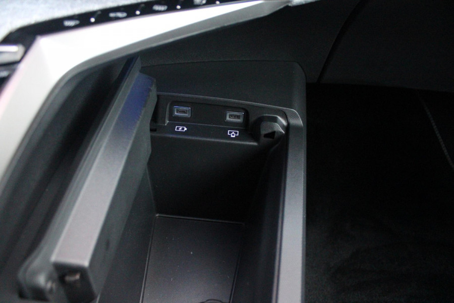 Peugeot 3008 1.2 Hybrid 145PK GT | ELEKTRISCH BEDIENBARE ACHTERKLEP | NAVIGATIE | DRAADLOZE APPLE CARPLAY/ANDROID AUTO | SFEER VERLICHTING | ACHTERUITRIJ CAMERA | PARKEERSENSOREN VOOR EN ACHTER | FULL LED KOPLAMPEN | KEYLESS ENTRY/START | ADAPTIVE CRUISE CONTROL | STOEL/STUUR VERWARMING | LICHTMETALEN VELGEN 19" | DAB+ RADIO |