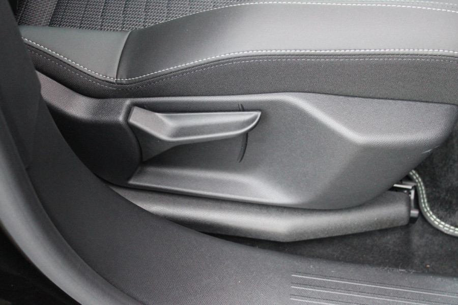 Peugeot 3008 1.2 Hybrid 145PK GT | ELEKTRISCH BEDIENBARE ACHTERKLEP | NAVIGATIE | DRAADLOZE APPLE CARPLAY/ANDROID AUTO | SFEER VERLICHTING | ACHTERUITRIJ CAMERA | PARKEERSENSOREN VOOR EN ACHTER | FULL LED KOPLAMPEN | KEYLESS ENTRY/START | ADAPTIVE CRUISE CONTROL | STOEL/STUUR VERWARMING | LICHTMETALEN VELGEN 19" | DAB+ RADIO |