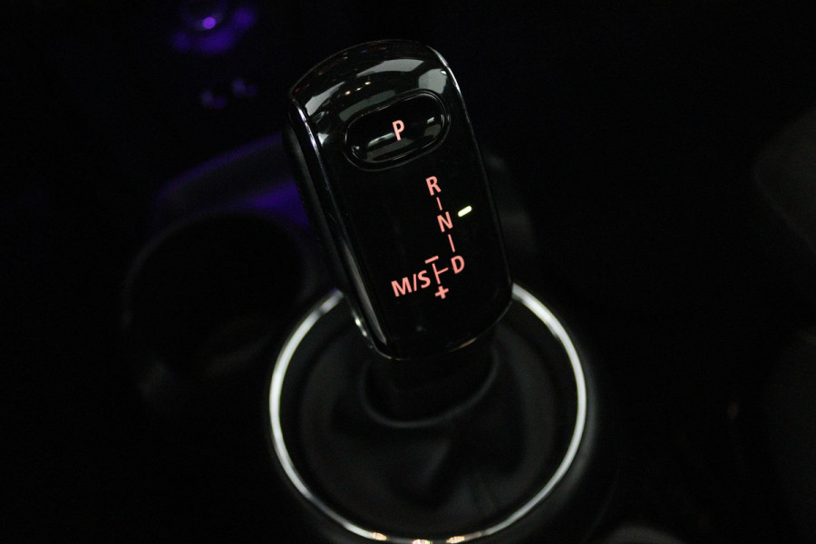 MINI Mini 1.5 Cooper Business Edition (PANORAMADAK, STOELVERWARMING, H&K AUDIO, SFEERVERLICHTING, CARPLAY NAVIGATIE, SENSOREN)