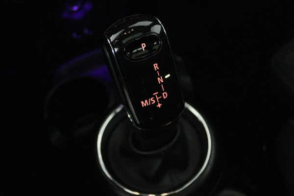 MINI Mini 1.5 Cooper Business Edition (PANORAMADAK, STOELVERWARMING, H&K AUDIO, SFEERVERLICHTING, CARPLAY NAVIGATIE, SENSOREN)