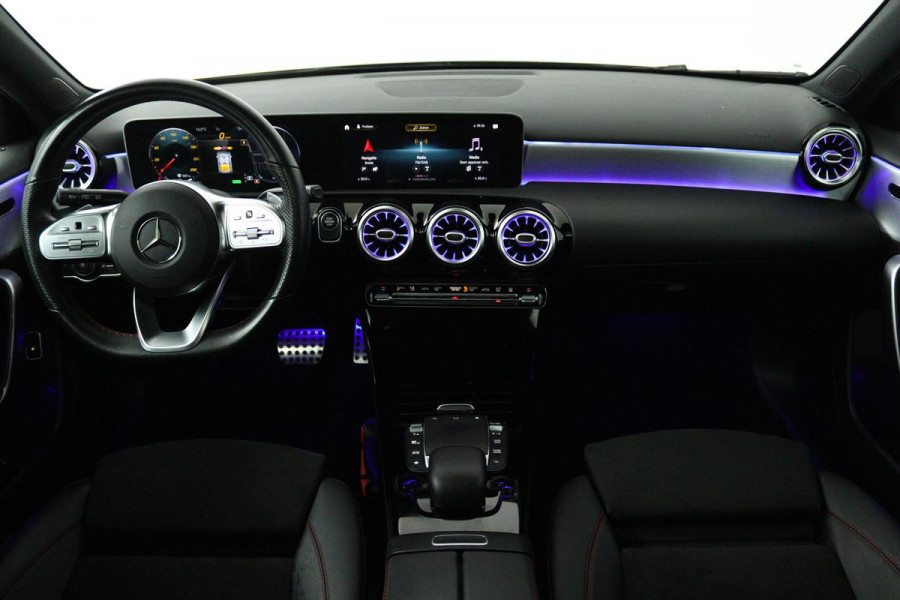 Mercedes-Benz A-Klasse 250 e Business Solution AMG Limited (PANORAMADAK, SFEERVERLICHTING, STOELVERWARMING, ACHTERUITRIJCAMERA) Mercedes-Benz A-Klasse 250 e Business Solution AMG Limited (PANORAMADAK, SFEERVERLICHTING, STOELVERWARMING, ACHTERUITRIJCAMERA)