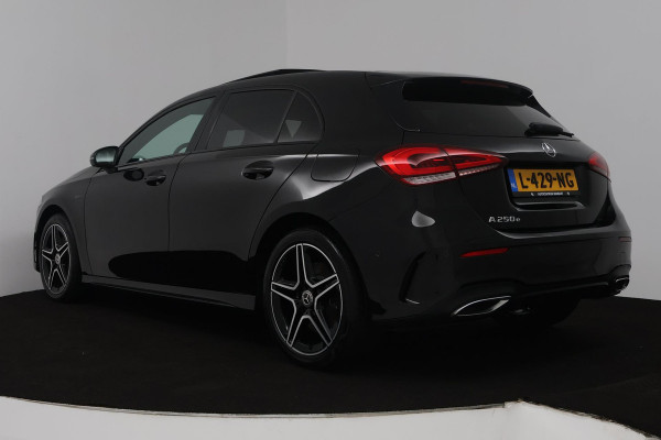 Mercedes-Benz A-Klasse 250 e Business Solution AMG Limited (PANORAMADAK, SFEERVERLICHTING, STOELVERWARMING, ACHTERUITRIJCAMERA) Mercedes-Benz A-Klasse 250 e Business Solution AMG Limited (PANORAMADAK, SFEERVERLICHTING, STOELVERWARMING, ACHTERUITRIJCAMERA)