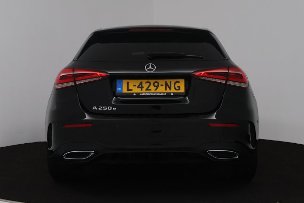 Mercedes-Benz A-Klasse 250 e Business Solution AMG Limited (PANORAMADAK, SFEERVERLICHTING, STOELVERWARMING, ACHTERUITRIJCAMERA) Mercedes-Benz A-Klasse 250 e Business Solution AMG Limited (PANORAMADAK, SFEERVERLICHTING, STOELVERWARMING, ACHTERUITRIJCAMERA)