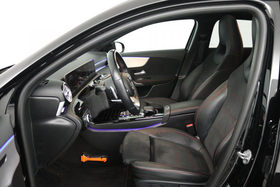 Mercedes-Benz A-Klasse 250 e Business Solution AMG Limited (PANORAMADAK, SFEERVERLICHTING, STOELVERWARMING, ACHTERUITRIJCAMERA) Mercedes-Benz A-Klasse 250 e Business Solution AMG Limited (PANORAMADAK, SFEERVERLICHTING, STOELVERWARMING, ACHTERUITRIJCAMERA)