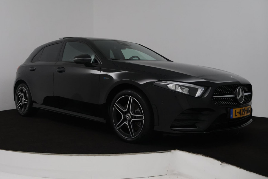 Mercedes-Benz A-Klasse 250 e Business Solution AMG Limited (PANORAMADAK, SFEERVERLICHTING, STOELVERWARMING, ACHTERUITRIJCAMERA) Mercedes-Benz A-Klasse 250 e Business Solution AMG Limited (PANORAMADAK, SFEERVERLICHTING, STOELVERWARMING, ACHTERUITRIJCAMERA)