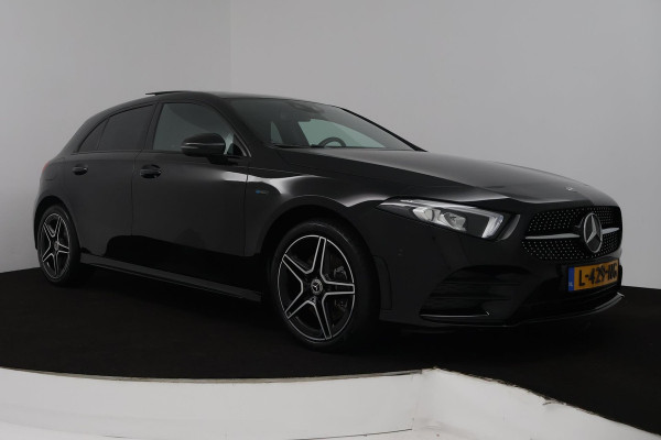Mercedes-Benz A-Klasse 250 e Business Solution AMG Limited (PANORAMADAK, SFEERVERLICHTING, STOELVERWARMING, ACHTERUITRIJCAMERA) Mercedes-Benz A-Klasse 250 e Business Solution AMG Limited (PANORAMADAK, SFEERVERLICHTING, STOELVERWARMING, ACHTERUITRIJCAMERA)
