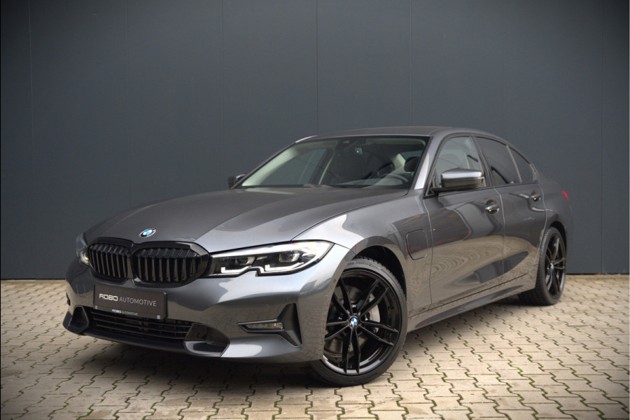 BMW 3-serie 330e eDrive Edition Sportline | Stoelverwarming | Cruise Control | Leer | Camera | Keyless | Apple Carplay | Ambiance Verlichting | HIFI | Parkeersensoren | Navigatie | NAP | Sport