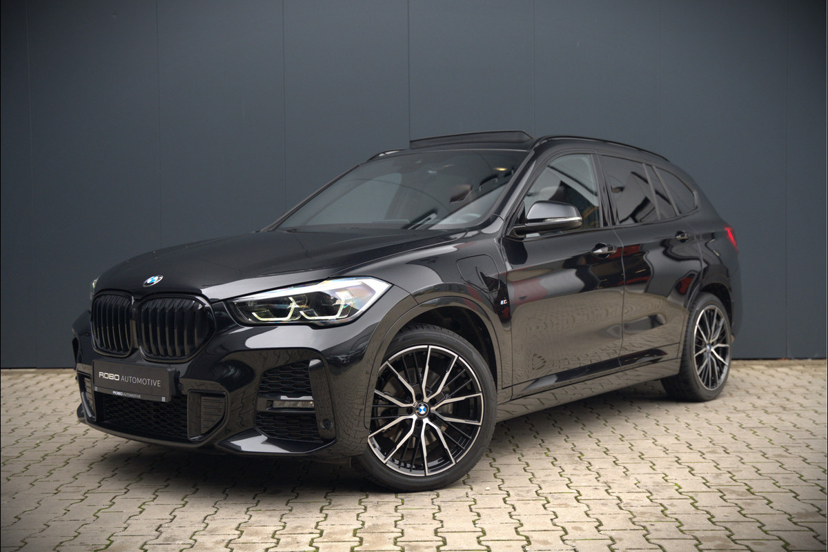 BMW X1 xDrive25e Business Edition Plus M Sport | Panoramadak | Leer | Head-Up Display | Camera | Shadowline | Keyless | Cruise Control | Navigatie Prof. | Stoelverwarming | Elek. Achterklep | Ambiance Verlichting BMW X1 xDrive25e Business Edition Plus M Sport | Panoramadak | Leer | Head-Up Display | Camera | Shadowline | Keyless | Cruise Control | Navigatie Prof. | Stoelverwarming | Elek. Achterklep | Ambiance Verlichting