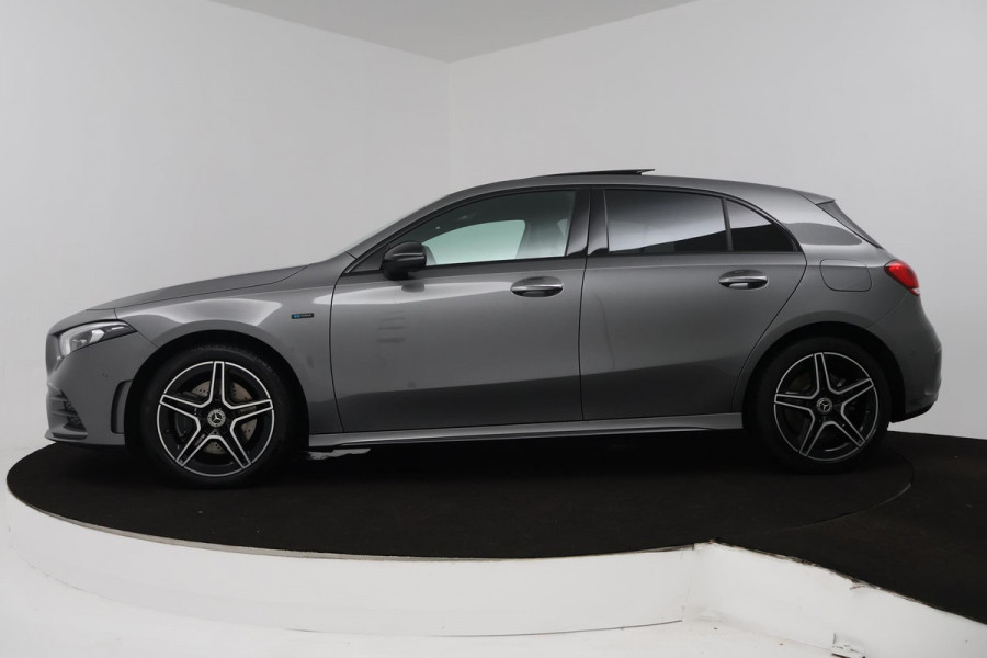 Mercedes-Benz A-Klasse 250 e Business Solution AMG Limited (PANORAMADAK, STOELVERWARMING, SFEERVERLICHTING, ELEKTR STOELEN) Mercedes-Benz A-Klasse 250 e Business Solution AMG Limited (PANORAMADAK, STOELVERWARMING, SFEERVERLICHTING, ELEKTR STOELEN)