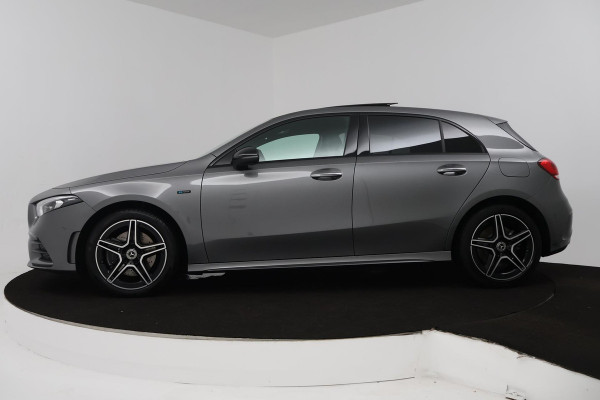 Mercedes-Benz A-Klasse 250 e Business Solution AMG Limited (PANORAMADAK, STOELVERWARMING, SFEERVERLICHTING, ELEKTR STOELEN) Mercedes-Benz A-Klasse 250 e Business Solution AMG Limited (PANORAMADAK, STOELVERWARMING, SFEERVERLICHTING, ELEKTR STOELEN)