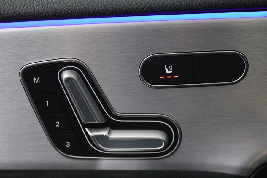 Mercedes-Benz A-Klasse 250 e Business Solution AMG Limited (PANORAMADAK, STOELVERWARMING, SFEERVERLICHTING, ELEKTR STOELEN) Mercedes-Benz A-Klasse 250 e Business Solution AMG Limited (PANORAMADAK, STOELVERWARMING, SFEERVERLICHTING, ELEKTR STOELEN)