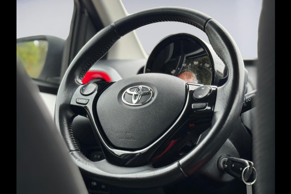 Toyota Aygo 1.0 VVT-i x-first SPORT, 1 e eigenaar, achteruitrijcamera, parelmoer, lmv, Nederlandse auto met nap Toyota Aygo 1.0 VVT-i x-first SPORT, 1 e eigenaar, achteruitrijcamera, parelmoer, lmv, Nederlandse auto met nap