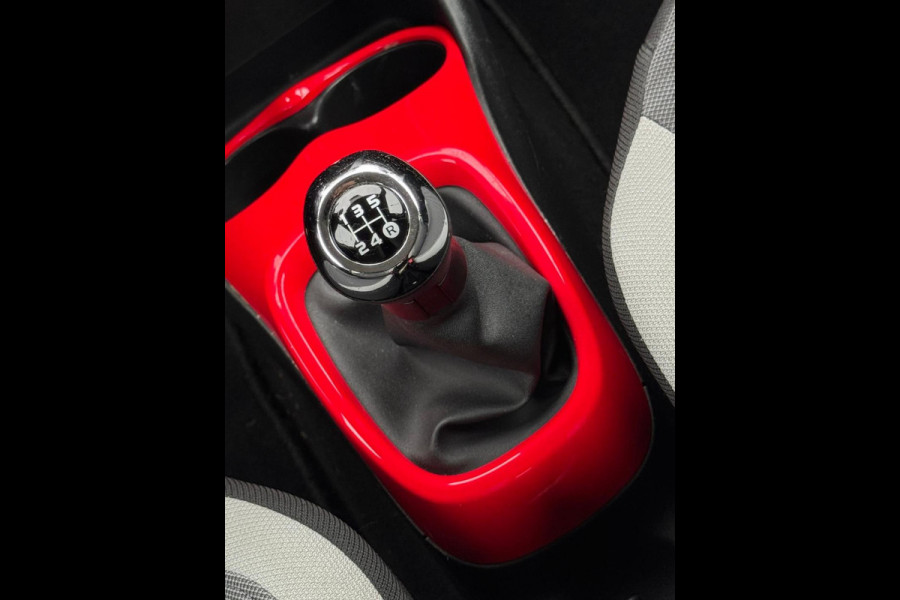 Toyota Aygo 1.0 VVT-i x-first SPORT, 1 e eigenaar, achteruitrijcamera, parelmoer, lmv, Nederlandse auto met nap Toyota Aygo 1.0 VVT-i x-first SPORT, 1 e eigenaar, achteruitrijcamera, parelmoer, lmv, Nederlandse auto met nap