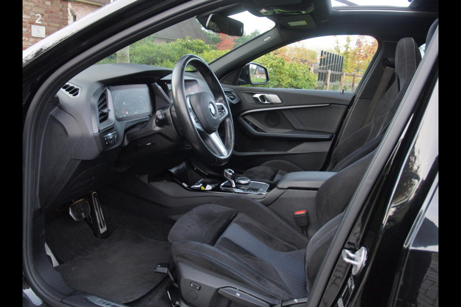 BMW 1-serie 118i Executive Edition | M Sport | Panoramadak | Camera | Schaalstoelen | Apple Carplay | Cruise Control | BMW 1-serie 118i Executive Edition | M Sport | Panoramadak | Camera | Schaalstoelen | Apple Carplay | Cruise Control |
