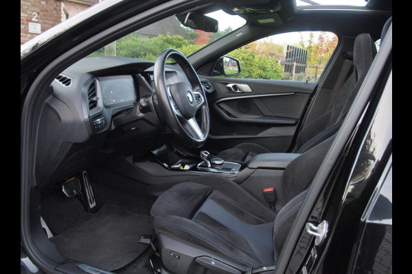 BMW 1-serie 118i Executive Edition | M Sport | Panoramadak | Camera | Schaalstoelen | Apple Carplay | Cruise Control | BMW 1-serie 118i Executive Edition | M Sport | Panoramadak | Camera | Schaalstoelen | Apple Carplay | Cruise Control |