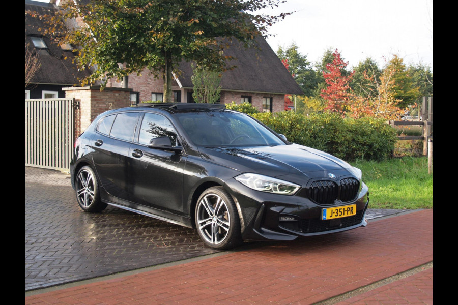 BMW 1-serie 118i Executive Edition | M Sport | Panoramadak | Camera | Schaalstoelen | Apple Carplay | Cruise Control | BMW 1-serie 118i Executive Edition | M Sport | Panoramadak | Camera | Schaalstoelen | Apple Carplay | Cruise Control |
