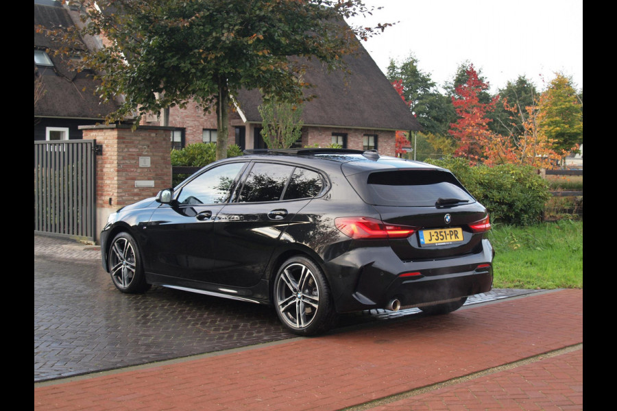BMW 1-serie 118i Executive Edition | M Sport | Panoramadak | Camera | Schaalstoelen | Apple Carplay | Cruise Control | BMW 1-serie 118i Executive Edition | M Sport | Panoramadak | Camera | Schaalstoelen | Apple Carplay | Cruise Control |
