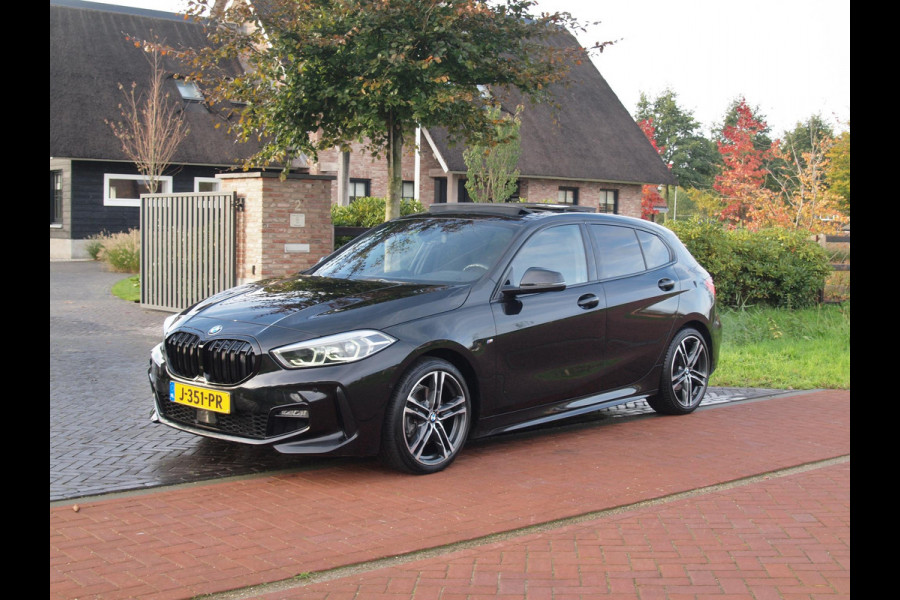 BMW 1-serie 118i Executive Edition | M Sport | Panoramadak | Camera | Schaalstoelen | Apple Carplay | Cruise Control | BMW 1-serie 118i Executive Edition | M Sport | Panoramadak | Camera | Schaalstoelen | Apple Carplay | Cruise Control |