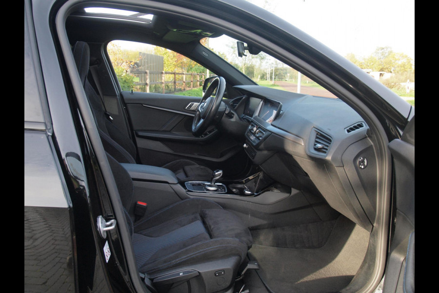 BMW 1-serie 118i Executive Edition | M Sport | Panoramadak | Camera | Schaalstoelen | Apple Carplay | Cruise Control | BMW 1-serie 118i Executive Edition | M Sport | Panoramadak | Camera | Schaalstoelen | Apple Carplay | Cruise Control |
