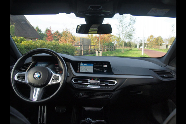 BMW 1-serie 118i Executive Edition | M Sport | Panoramadak | Camera | Schaalstoelen | Apple Carplay | Cruise Control | BMW 1-serie 118i Executive Edition | M Sport | Panoramadak | Camera | Schaalstoelen | Apple Carplay | Cruise Control |