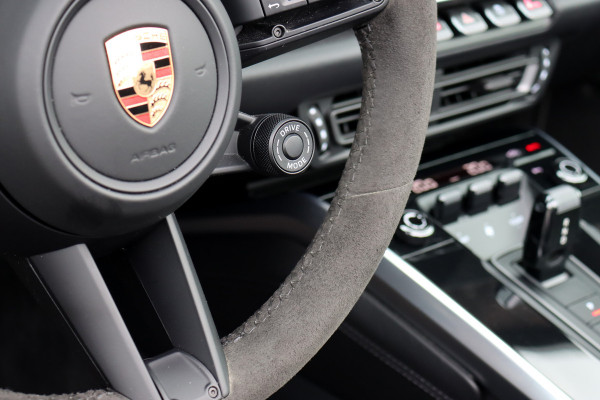 Porsche 911 992 Cabrio 3.8 Turbo S | Keramisch | Vierwielbesturing | Burmester High End | Adaptive Cruise Control | Liftsysteem | Sport Chrono | 18-wegs Memory | PASM | Sportuitlaat |