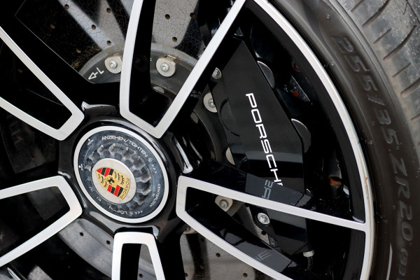 Porsche 911 992 Cabrio 3.8 Turbo S | Keramisch | Vierwielbesturing | Burmester High End | Adaptive Cruise Control | Liftsysteem | Sport Chrono | 18-wegs Memory | PASM | Sportuitlaat |