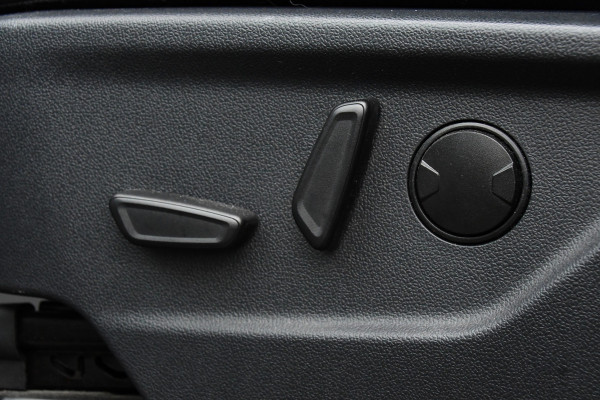 Ford Transit Custom 320 2.0 TDCI L2H1 Sport DC Black Edition Virtual, Adaptieve Cruise, Carplay, LED, 2 x Schuifdeur, 170pk, Stoelverwarming, Sensoren, BOM VOL! Ford Transit Custom 320 2.0 TDCI L2H1 Sport DC Black Edition Virtual, Adaptieve Cruise, Carplay, LED, 2 x Schuifdeur, 170pk, Stoelverwarming, Sensoren, BOM VOL!